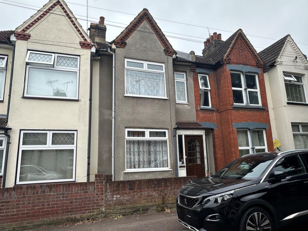 Lot: 7 - MID-TERRACE HOUSE FOR IMPROVEMENT -